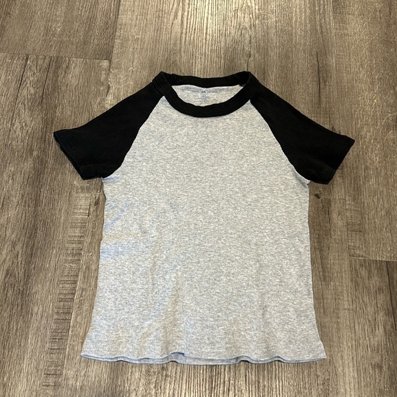 Brandy Melville short sleeve tshirt - Picture 1 of 2